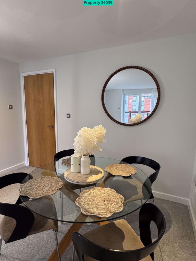 Apartment in Leeds, Arena Quarter, Holbeck - View 4