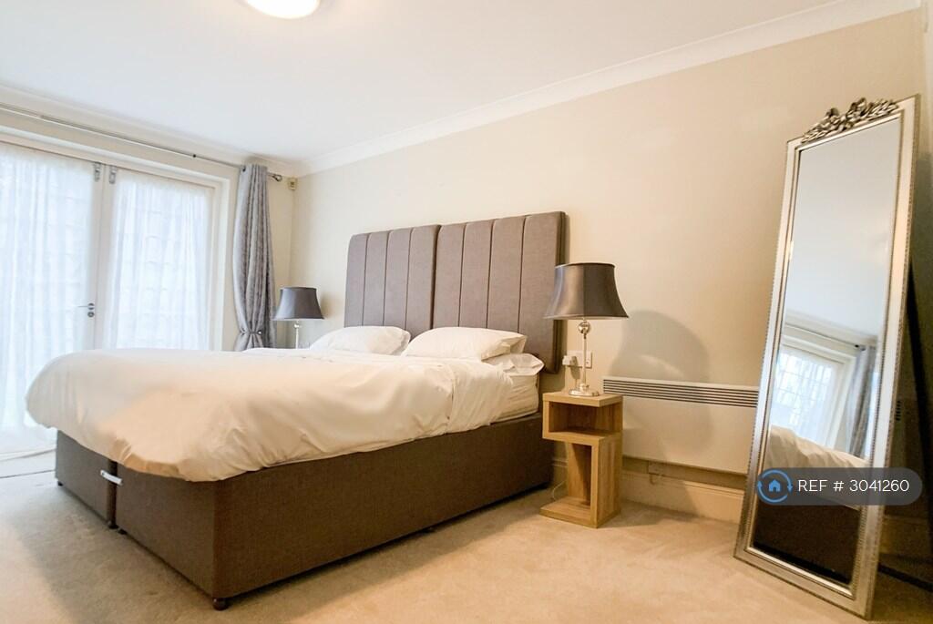 Apartment in Slough - More