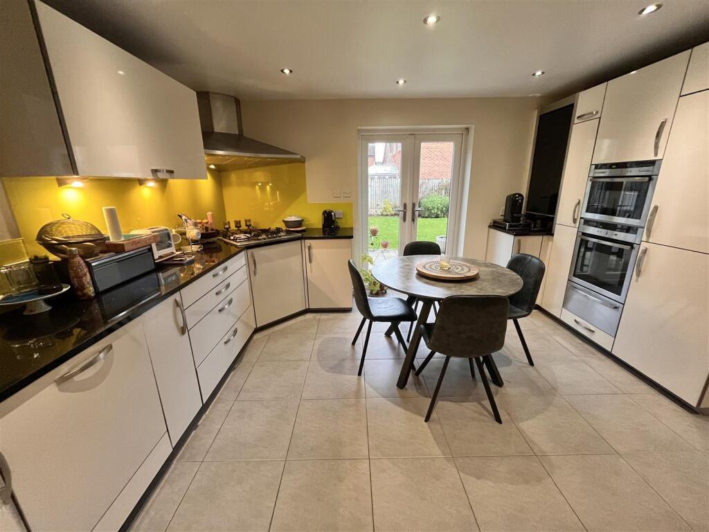 Orwell Close, Wilmslow, Cheshire photo 3