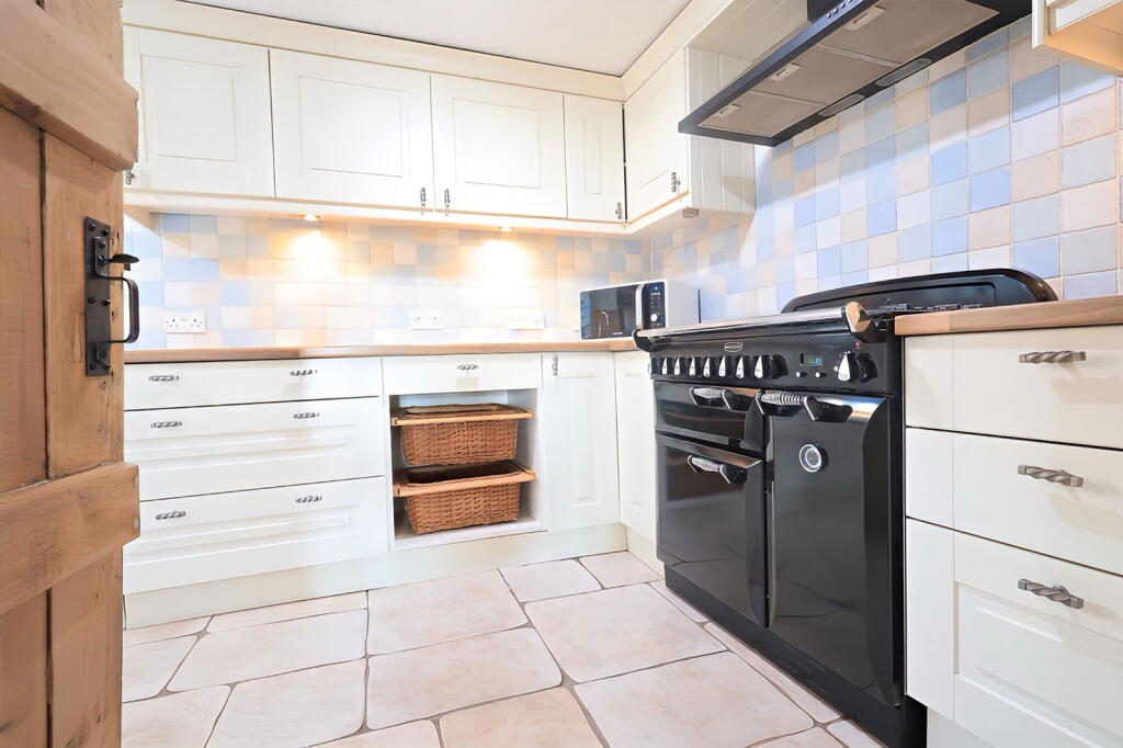 West End, Aston, Bampton, OX18 2BX photo 3