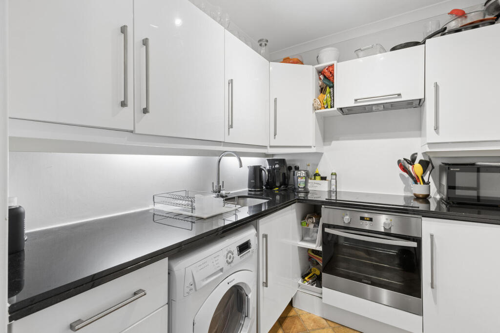 Apartment in London, Royal Borough of Kensington and Chelsea - More