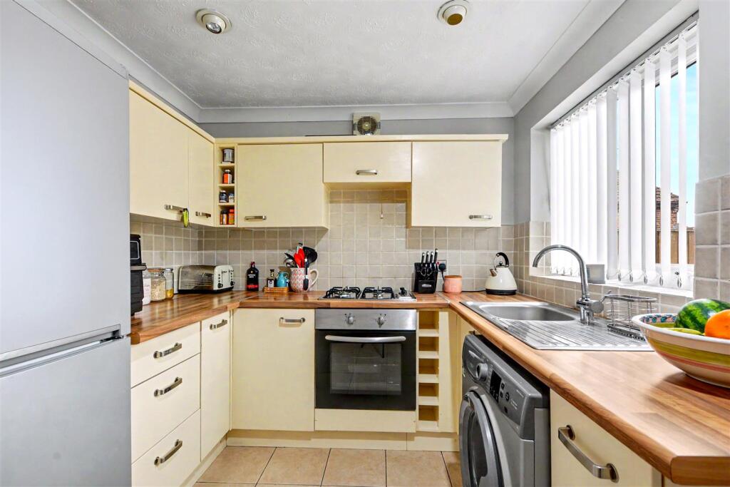 House in Gedling, Warren Hill, St. Albans - View 2