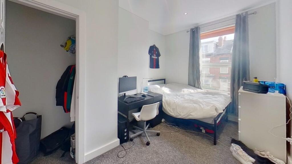 House in Leeds, Headingley Hill, Hyde Park - More