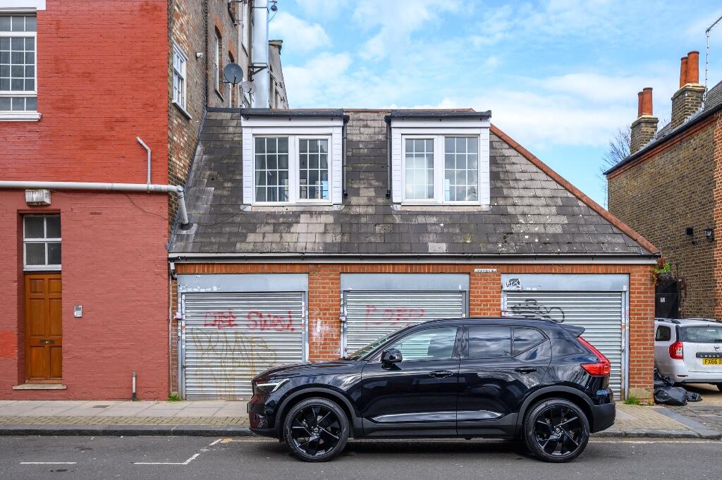 Main image of property: Grand Parade, Green Lanes, London N4 1AF