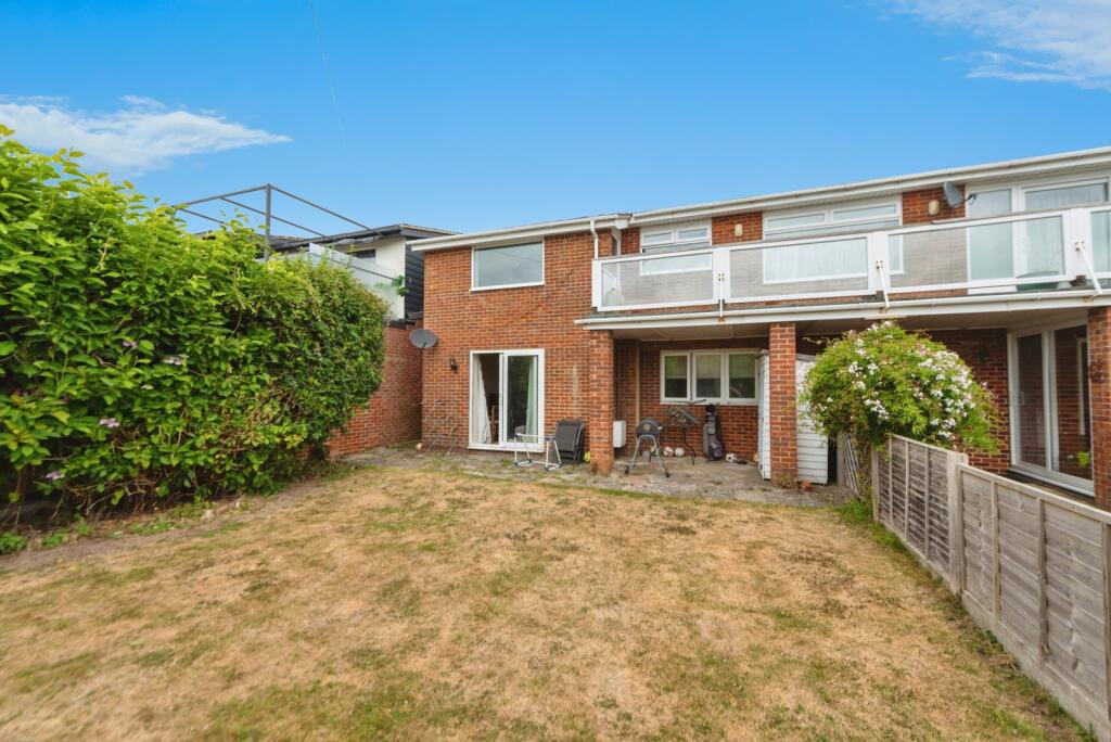 2-bed flat on Crescent Road, Gosport, Hampshire, PO12, £230,000