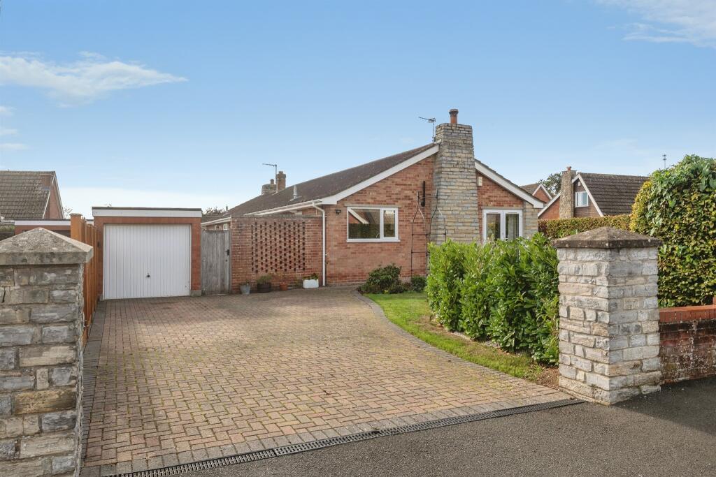 2-bed semi-detached on Woodlands Drive, Ruishton, Taunton, £300,000