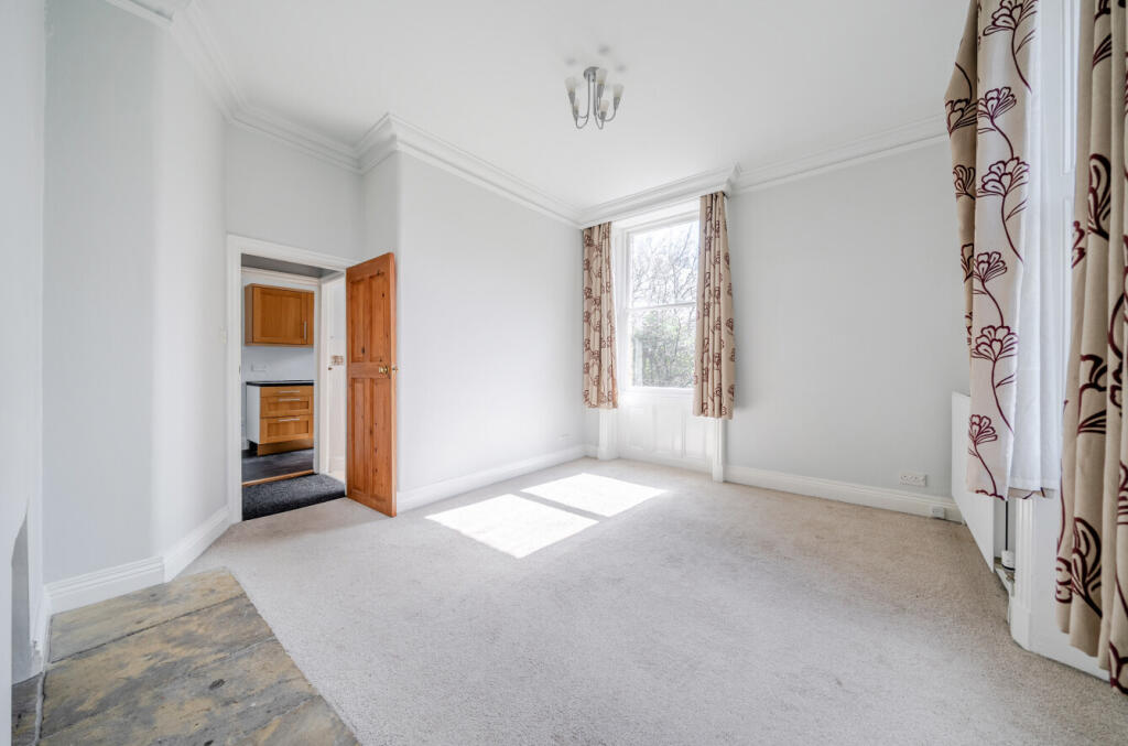Apartment in Leeds, Park Villas, Roundhay - View 3