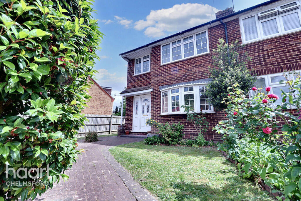 3-bed terraced on Waltham Glen, Chelmsford, £400,000