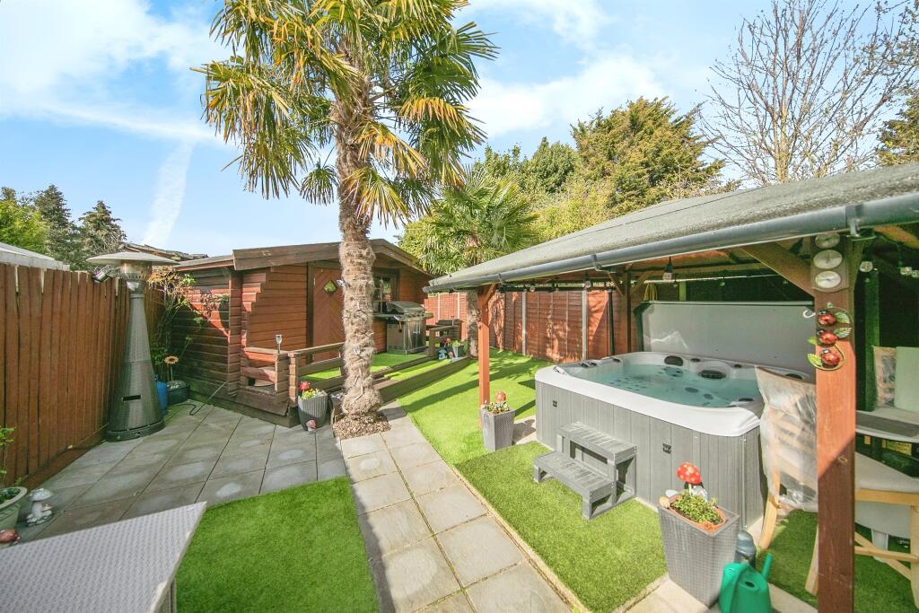 3-bed terraced on Stratford Road, Ipswich, £275,000