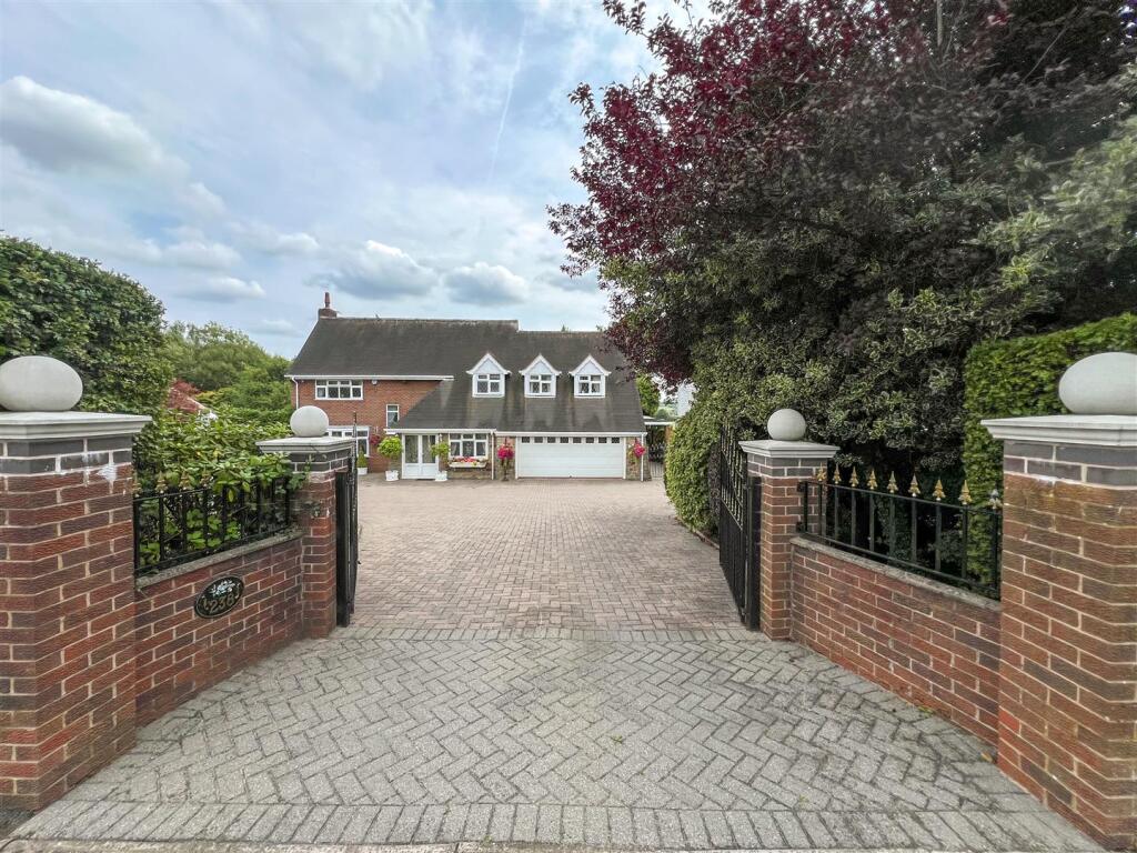 4-bed detached on Ash Bank Road, Werrington, ST2 9EB., £580,000