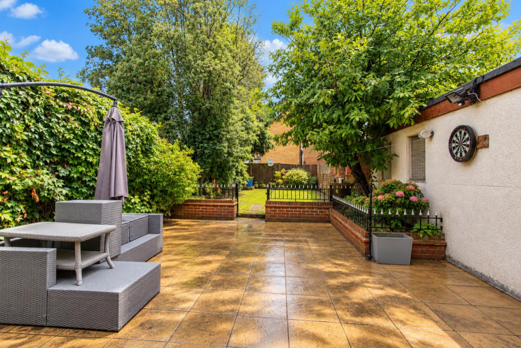 House in Sutton - View 2