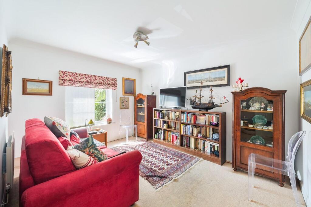 House in Epsom and Ewell, West Ewell - More