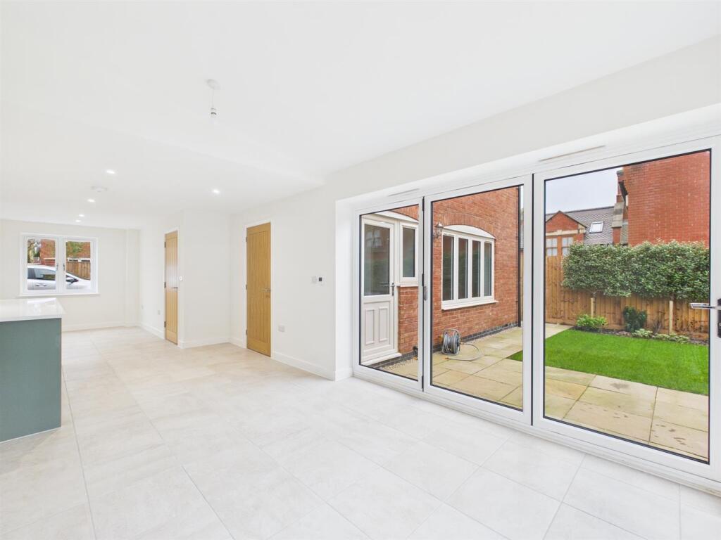 Mount Court, Melbourne, Derby photo 5