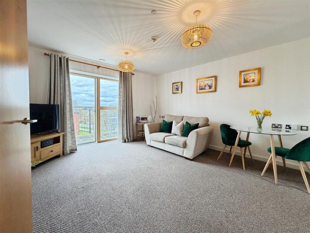 Apartment in Warwick, Myton Park - More