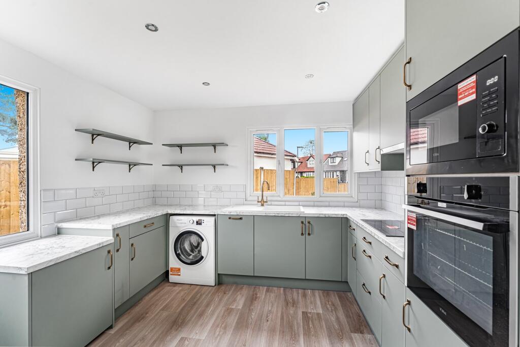 2-bed detached on Avondale Avenue, Staines-upon-Thames, TW18, £450,000