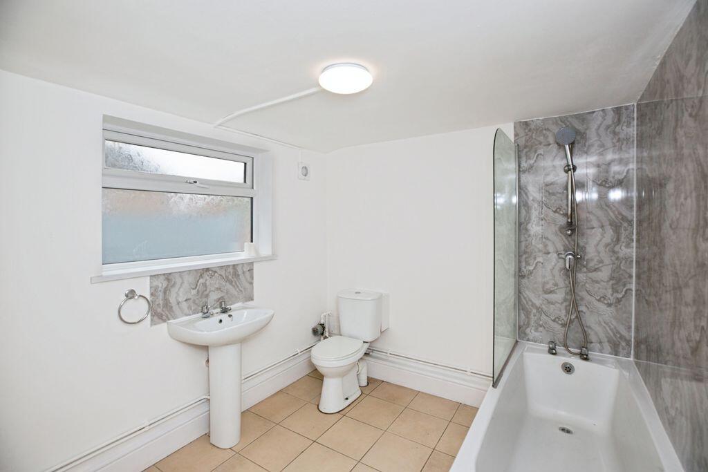 House in Cleethorpes, New Clee - More