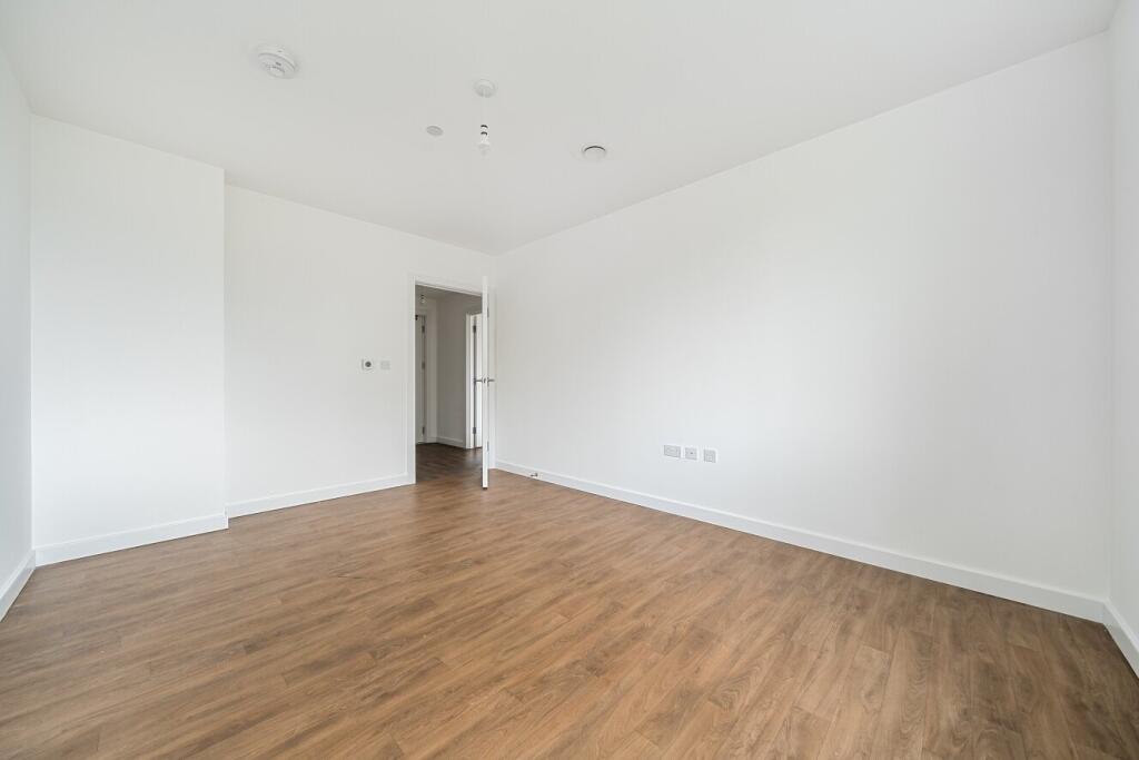 Apartment in Ilford - View 5