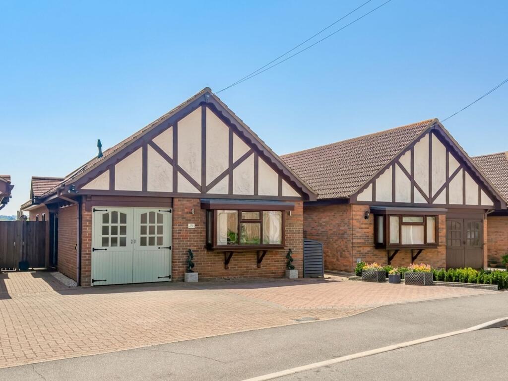 3-bed detached on Malyons Lane, Hullbridge, SS5, £475,000