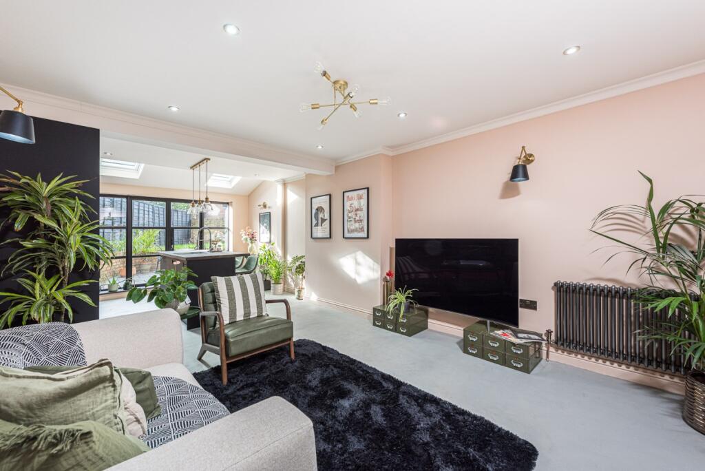 Main image of property: COUNTY GROVE, SE5