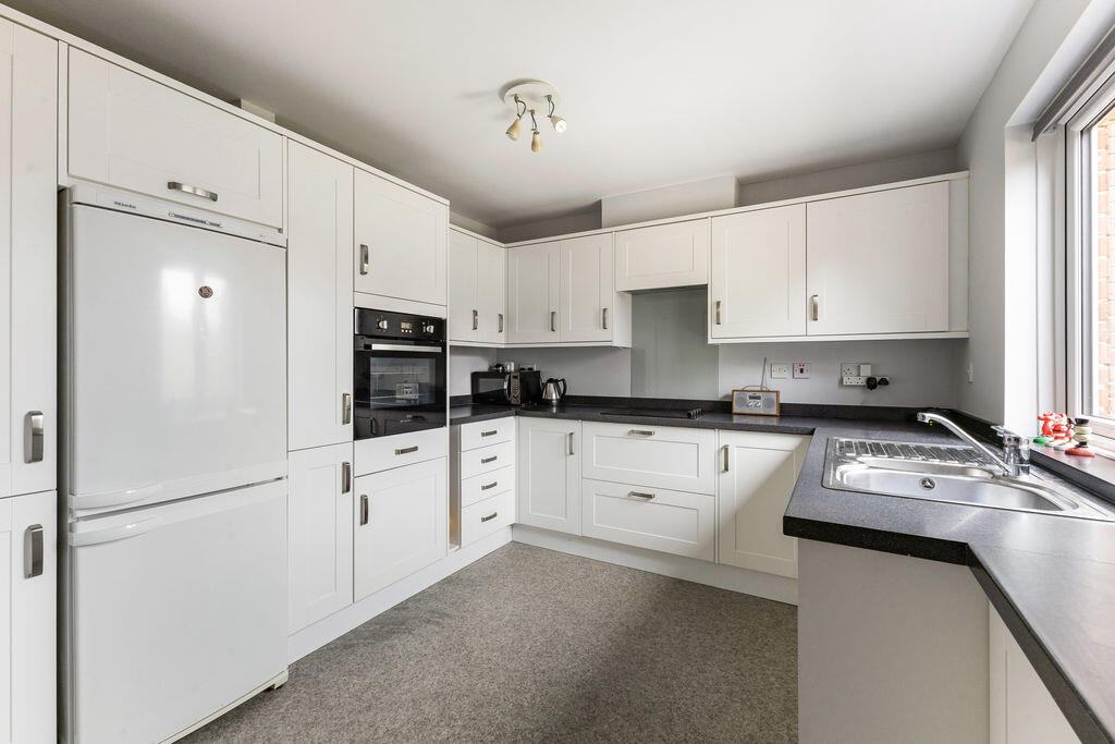 Apartment in East Hampshire, Alton - More