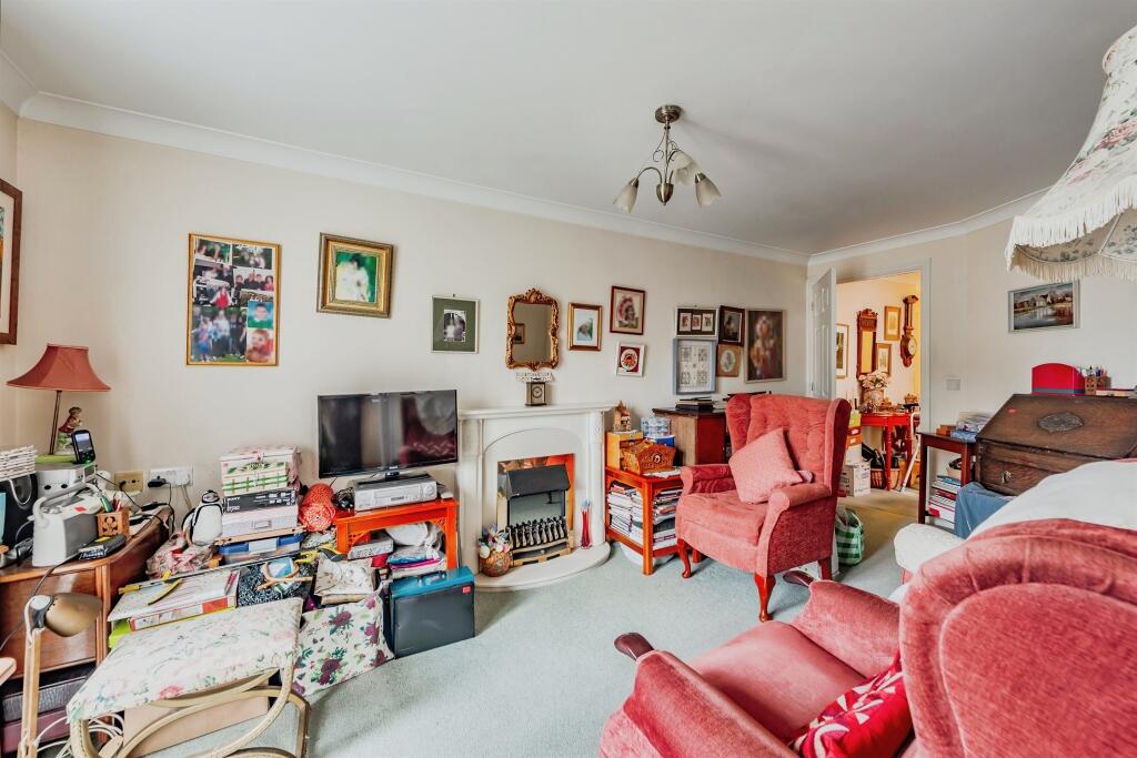 Apartment in Redhill, Reffles Bridge, Earlswood - View 5