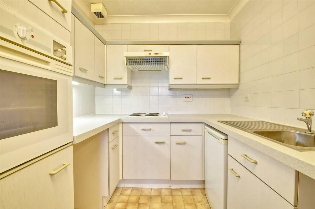 Cedar Court, Woodbury lane, Tenterden photo 3