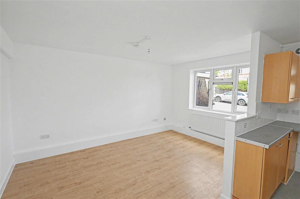 Apartment in Ware, Kings Hill - View 2