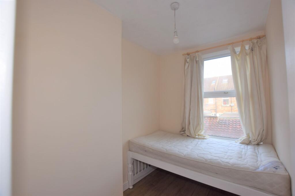 House in West Lindsey, Gainsborough - More