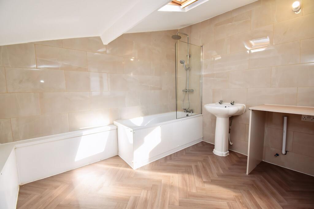 House in Newport - View 3
