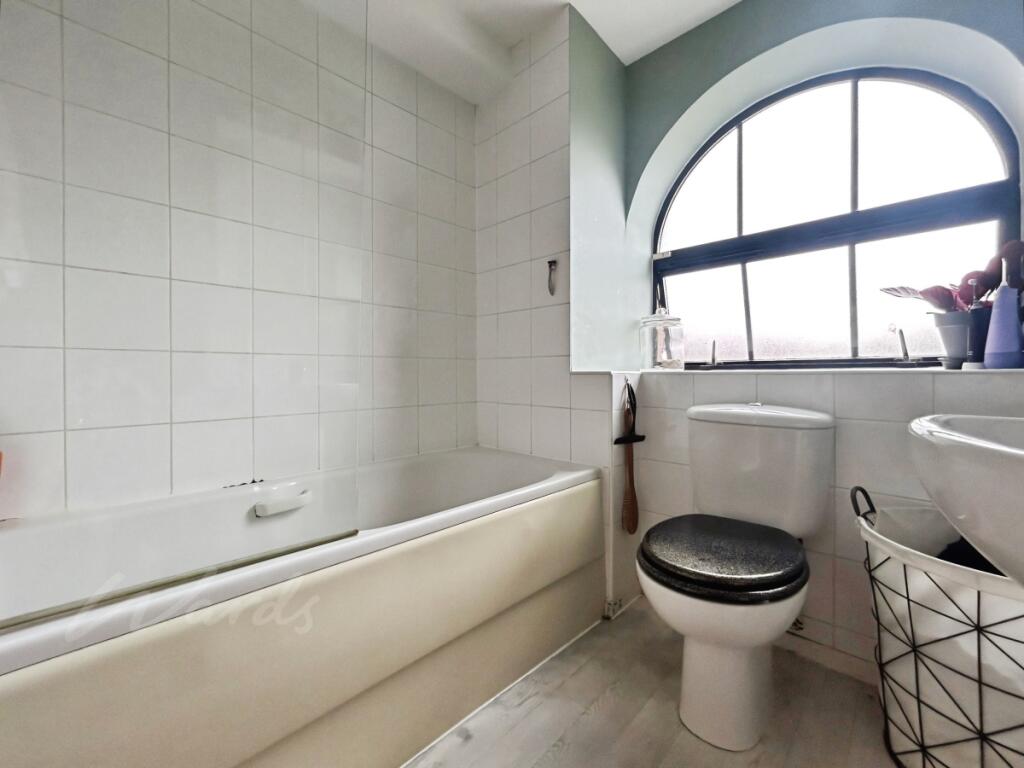 Apartment in Tonbridge and Malling, Kent - More