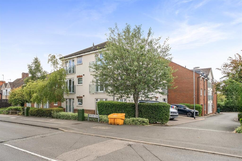 Main image of property: NN8 Flat 6, 105 Croyland Road, Wellingborough