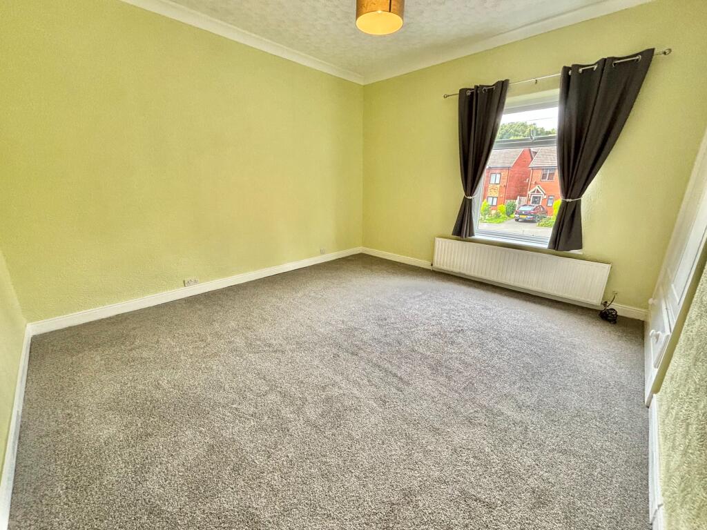 House in Oldham, Higginshaw - More