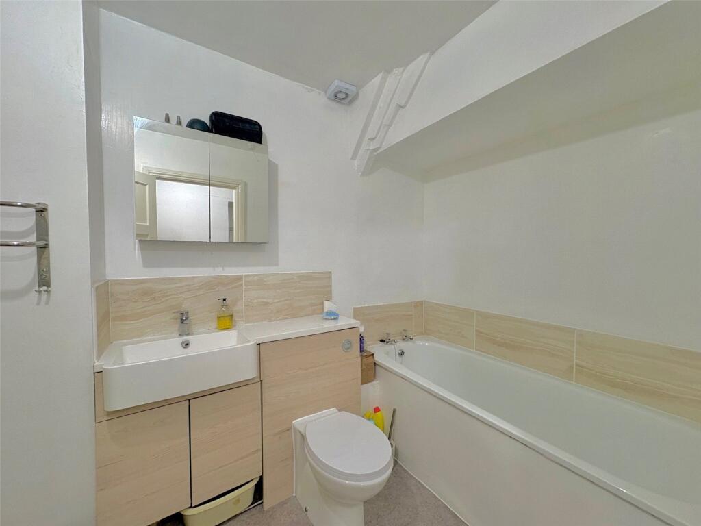 Additional image 7 of Superb Flat with Garden & Parking in Central Wells