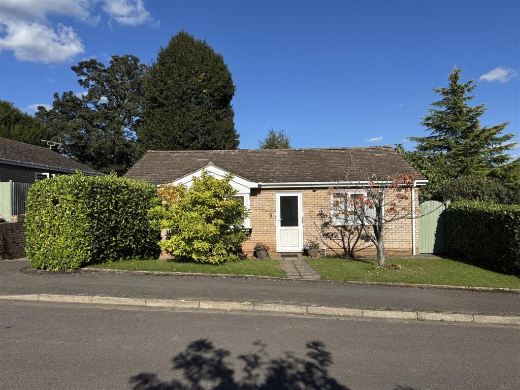 3-bed bungalow on Lakeside, Newent, £369,950