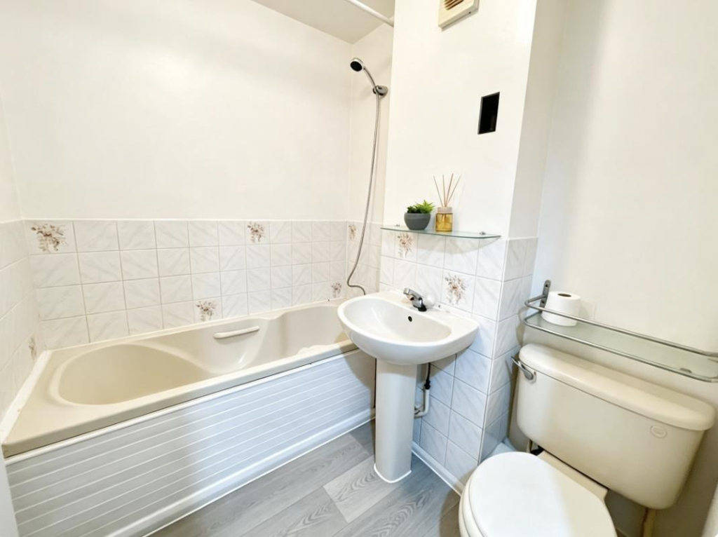 Apartment in Luton, Limbury - View 5