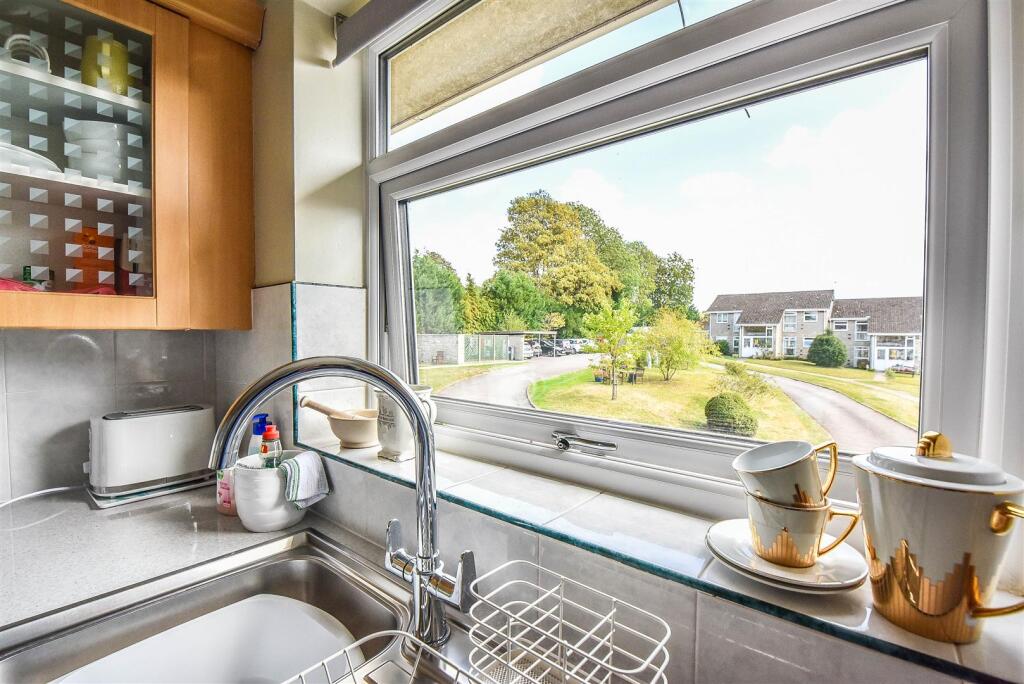 Apartment in Gloucester - View 3