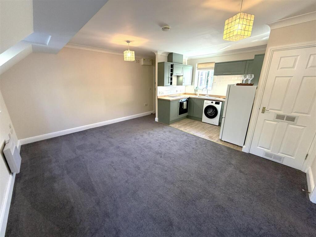 Apartment in Gravesham, Kings Farm - More