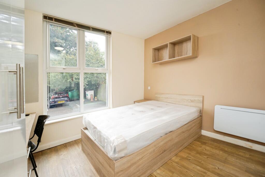 Apartment in Leeds, West Yorkshire - View 5