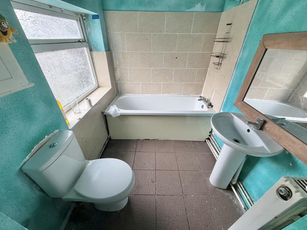 House in Wolverhampton, West Midlands - More