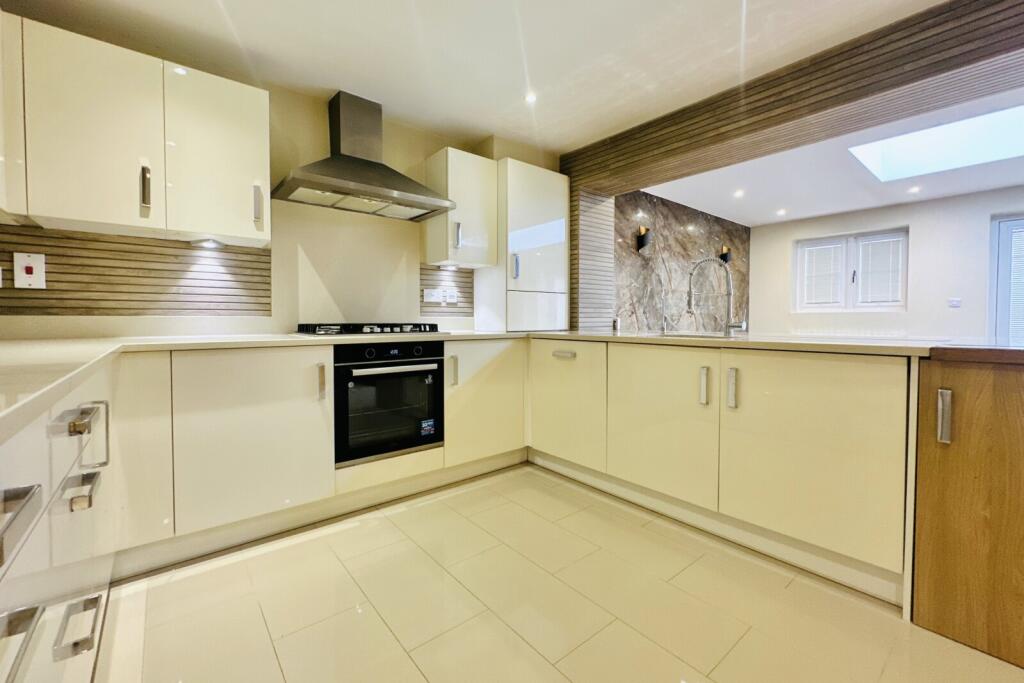 Thapa Close, Church Crookham, Fleet, Hampshire, GU52 photo 2