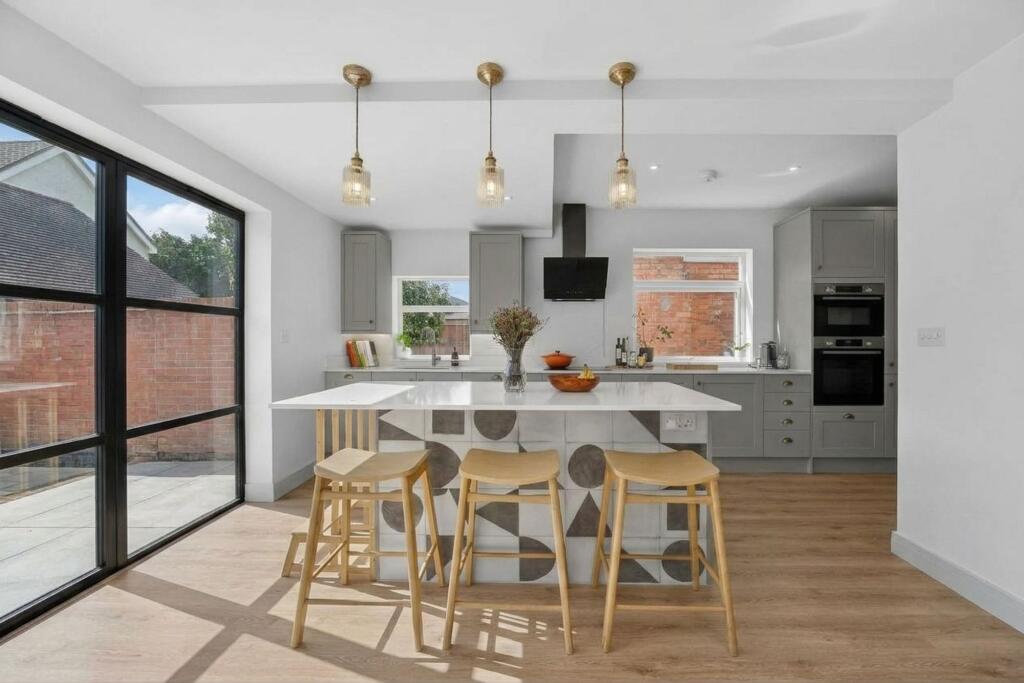 House in Stratford-on-Avon, Stratford-upon-Avon - View 2