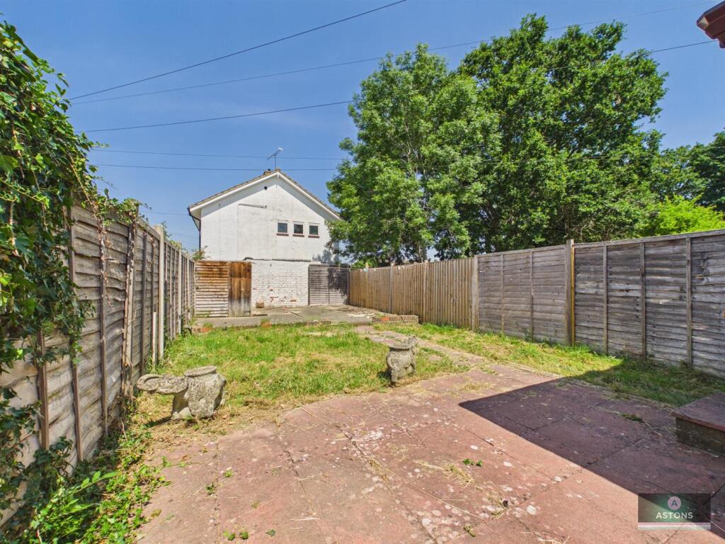 House in Crawley, Langley Green - View 4
