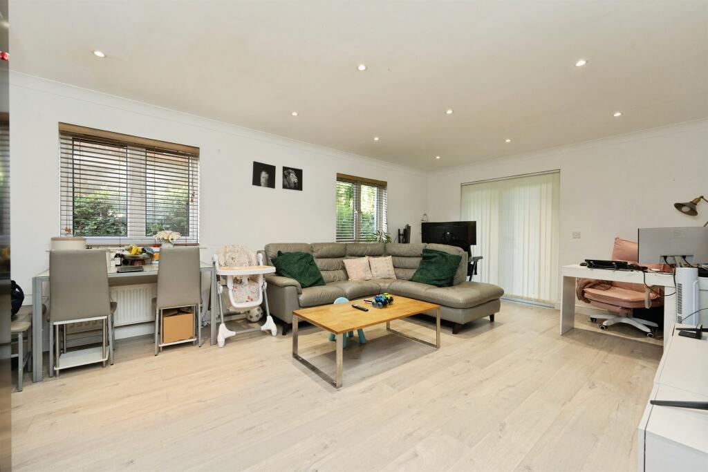 Apartment in Watford - View 3