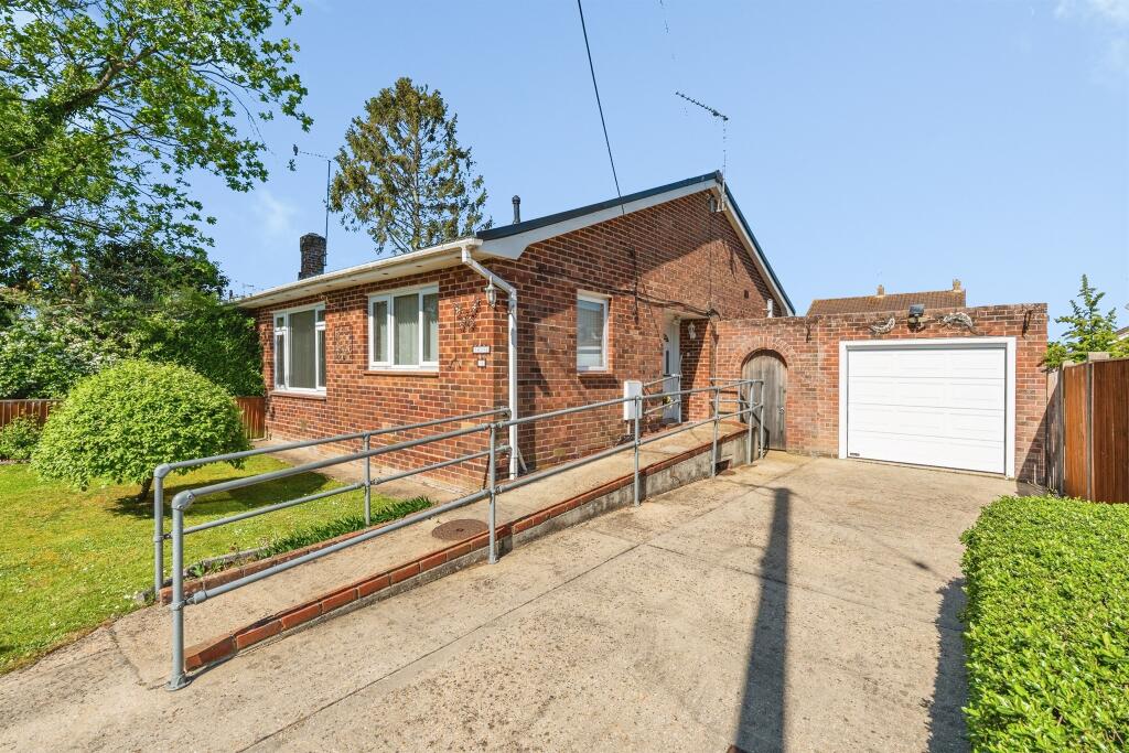 Main image of property: Crescent Road, North Baddesley, Southampton