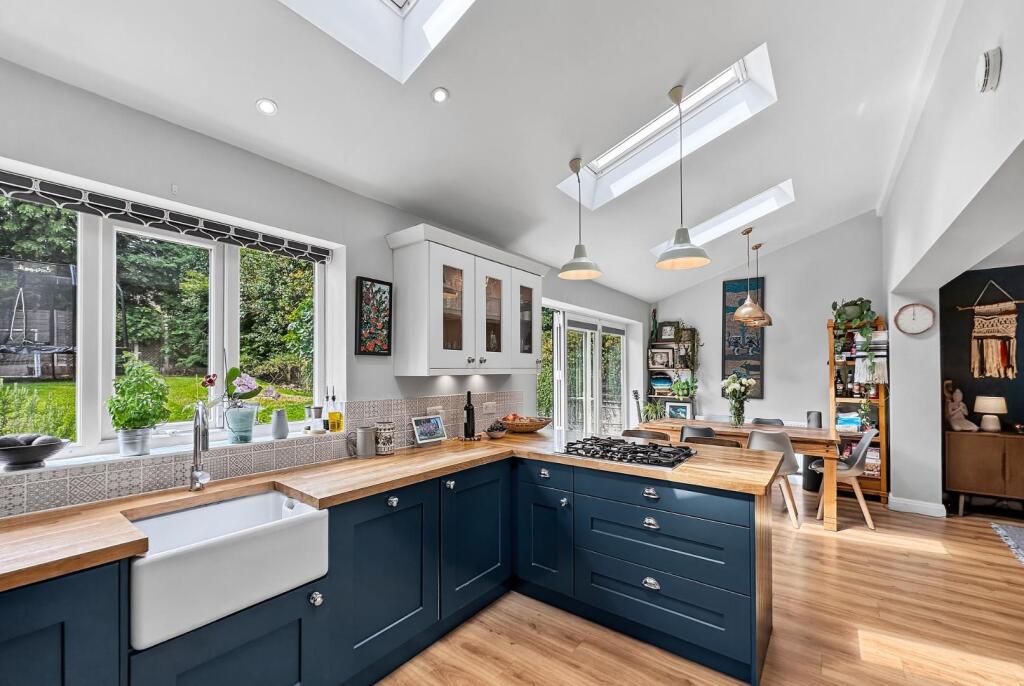 Woburn Drive, Hale photo 4