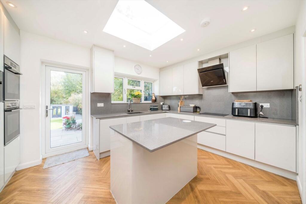 House in London, Royal Borough of Kingston upon Thames - View 3