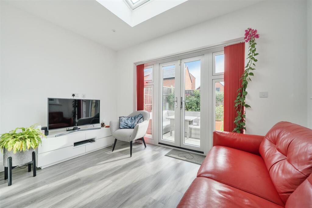 House in Crowthorne, Bracknell Forest - More