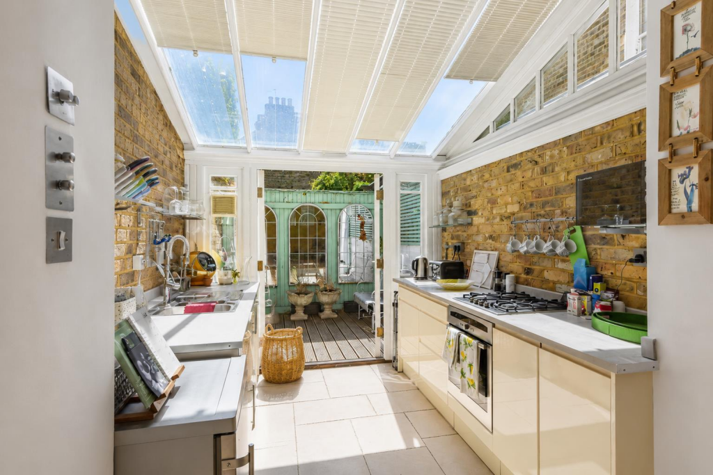 Apartment in London, Mortlake - View 3