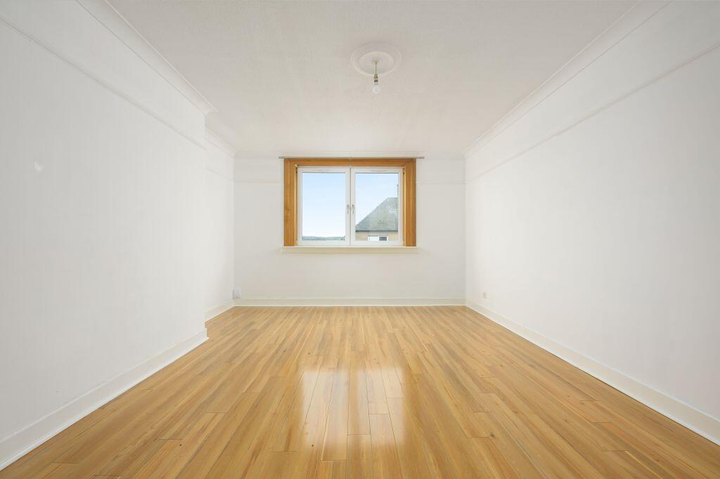 Apartment in Dunfermline, Fife - View 3