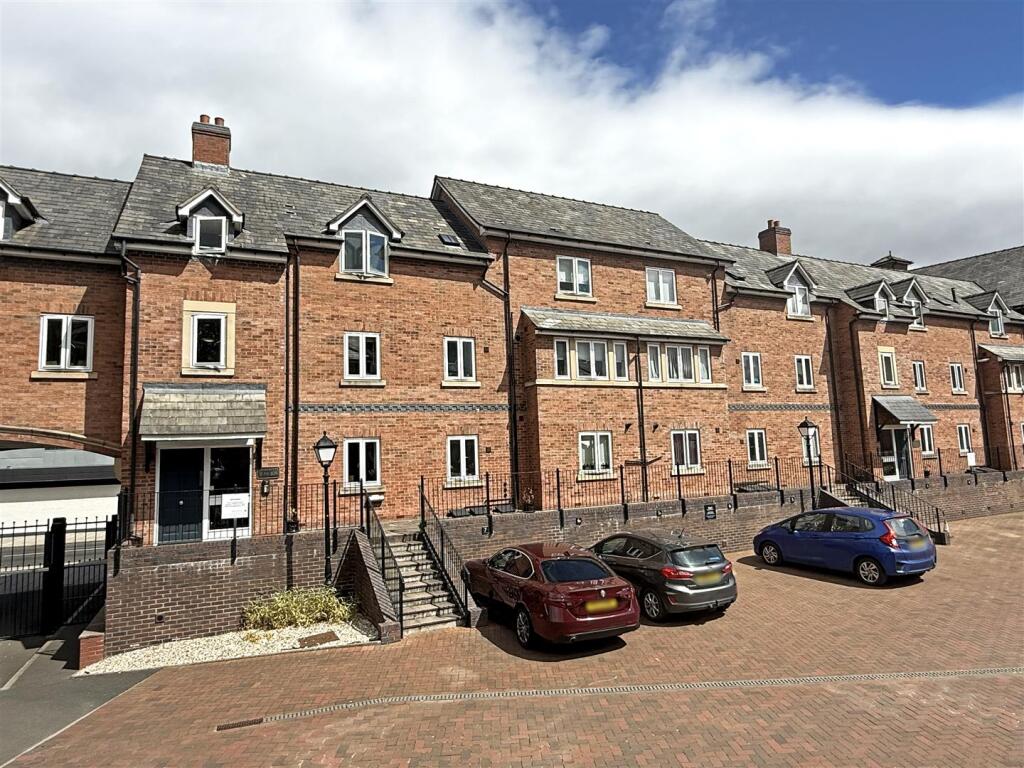 2-bed flat on Chester Street, Shrewsbury, £80,000